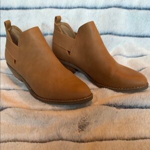 Dolce Vita Tan Ankle Boots with Sleek Design